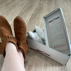 Minnetonka Women's Tan Fringe Moccasins